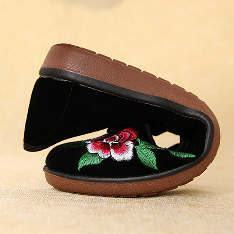 Embroidered orthopaedic shoes with soft bottom