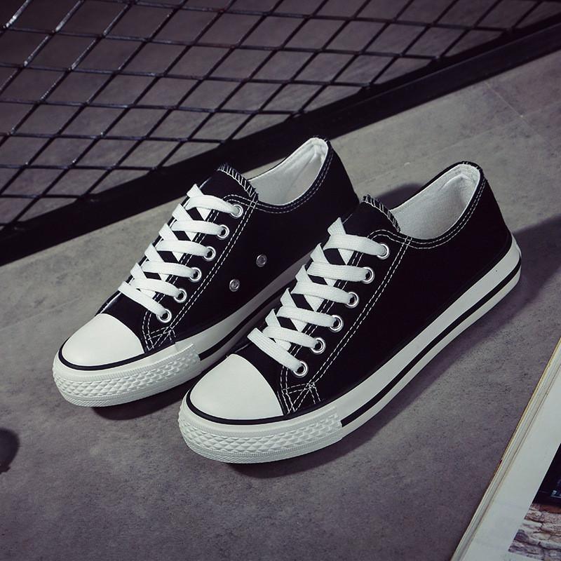 Classic low-cut lace up sneakers