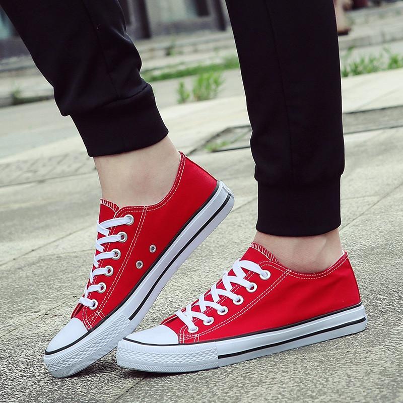 Classic low-cut lace up sneakers