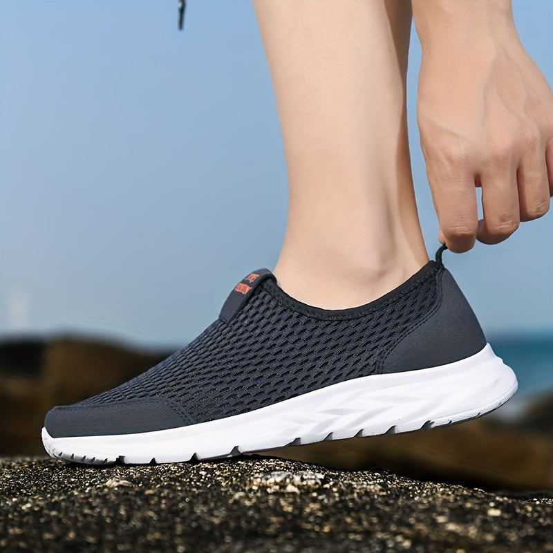 Lightweight and breathable men's sneakers