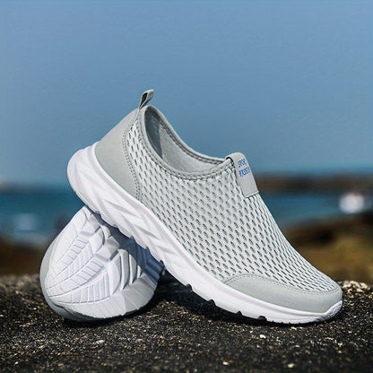 Lightweight and breathable men's sneakers