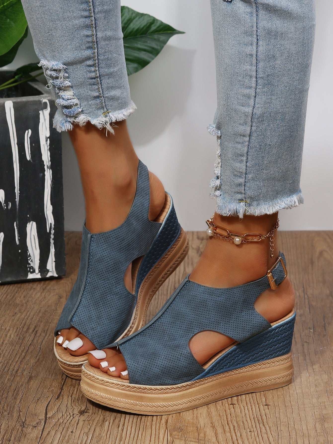 Casual sandals with wedge heel