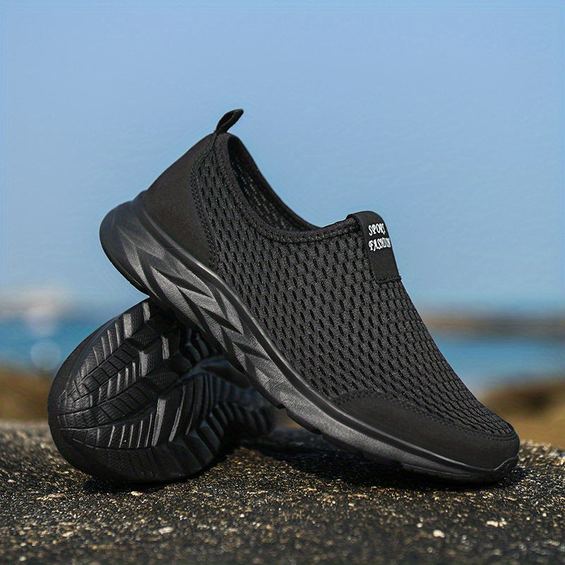 Lightweight and breathable men's sneakers